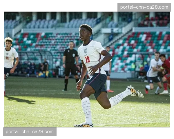 暖心一幕：曼联小将梅努进球后，看台上其幼年身穿红魔球衣照片被现场展示